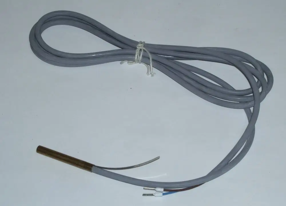 Graues Kabel mit einem temperiertem Fühler am Ende. Die gesamte Länge ist aufgerollt, geeignet für Temperaturmessungen. Von Daikin, möglicherweise für spezifische Heizsysteme.
